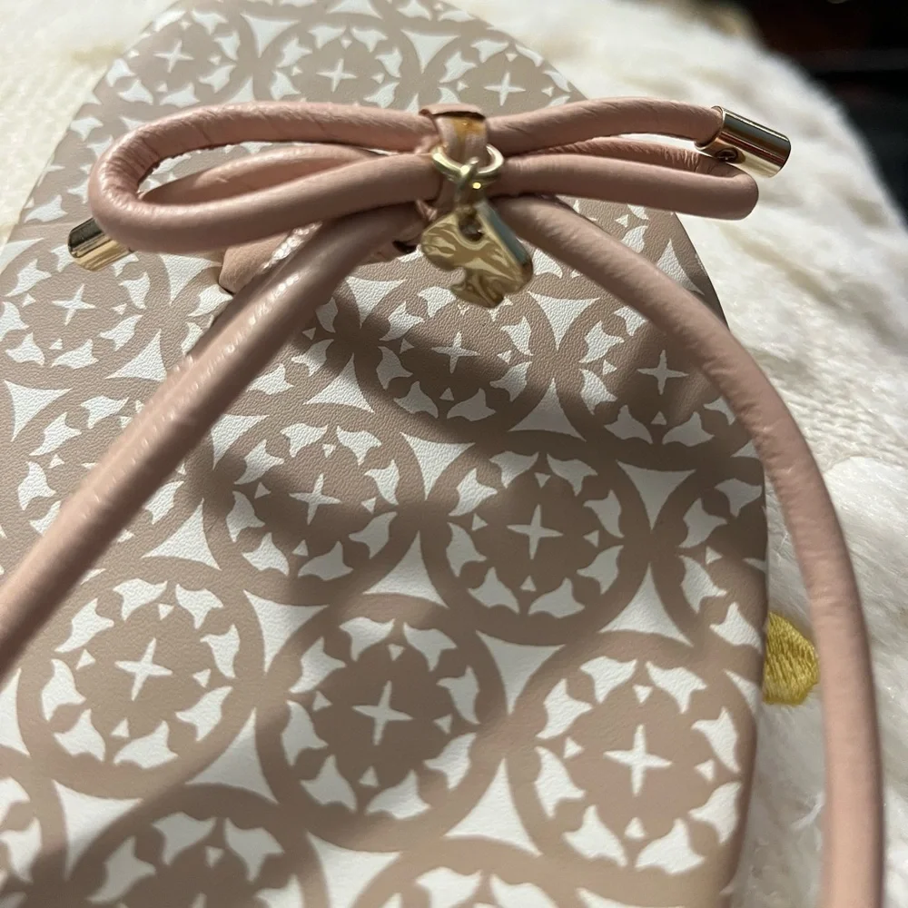 Kate Spade Mystic Bow Flat Thong Sandals with Hanging Charms. Size 7 1/2. NWT. - Picture 5 of 5